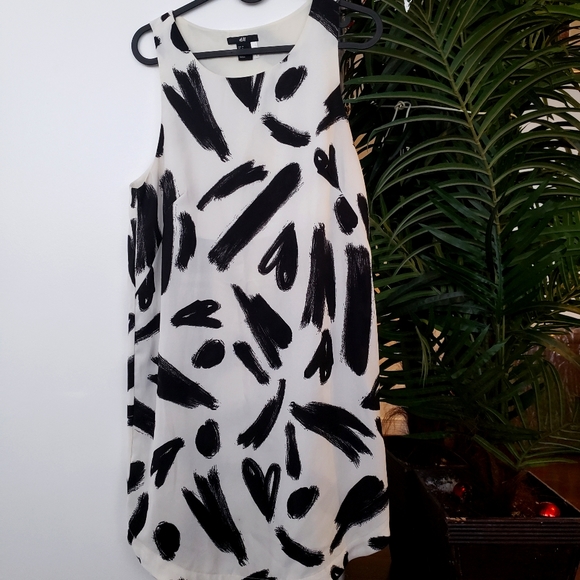 Minimalist Black and White dress - Picture 1 of 4